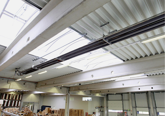 



1
 Linearer Zweirohrstrahler in einer Pakethalle von DHL. 
