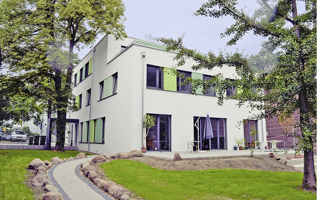 



1
 Der Neubau „Die Klinke“ wurde nach den ökologischen Vorstellungen des Bauherrn realisiert. Für eine harmonische Einbindung des Gebäudes in den parkähnlichen Garten sorgt die teilweise grüne Fassade. 
