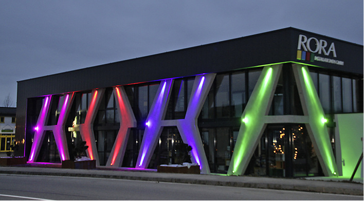 
1
 Weithin sichtbar: Die illuminierte Außenfassade von Rora Installationen. 



