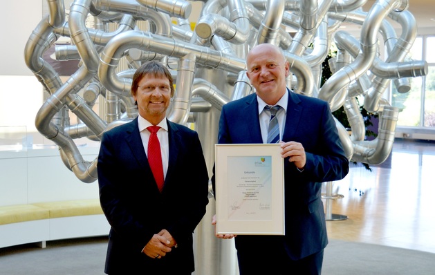 BTGA-Hauptgeschäftsführer Günther Mertz (links) überreichte Werner Schulte, Leiter Technisches Marketing bei Viega, die Mitgliedsurkunde.