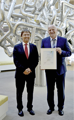 



BTGA-Hauptgeschäftsführer Günther Mertz (links) überreicht Werner Schulte, Leiter Technisches Marketing bei Viega, die Mitgliedsurkunde. 
