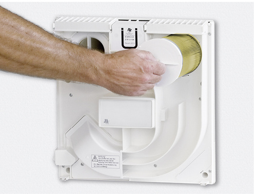 



Meltem: Filterwechsel beim M-WRG-Lüftungsgerät. 
