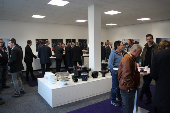 Kessel hat mit 40 Gästen die Wiedereröffnung des Mainzer Kundenforums gefeiert.