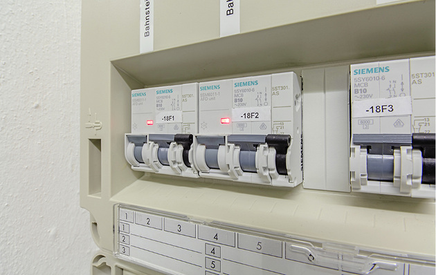 



1
 Der Brandschutzschalter 5SM6 von Siemens erkennt Fehlerlichtbögen, die durch beschädigte Leitungen entstehen können und verhindert elektrisch verursachte Brände. 
