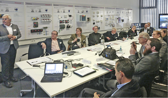 



1
 Marktbeobachter rechnen mit einer Sättigung des Marktes bei der bauklimatischen Gebäudesanierung. IT-basierte Gebäude- und Energiemanagementsysteme könnten davon profitieren. Die Pressekonferenz von Honeywell Building Solu-tions zum Thema Connected Buildings war trotz einer Häufung von Fachveranstaltungen gut besucht. 
