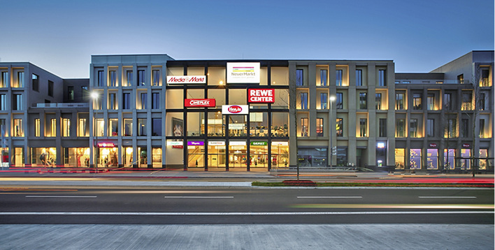 



1
 Der NeuerMarkt ist fast rund um die Uhr ein lebendiges Quartier: Während Besucher am Tag die zahlreichen Einkaufs-, Freizeit- und Gesundheitseinrichtungen nutzen, locken am Abend Hotel, Kino und vielseitige Gastronomie. 
