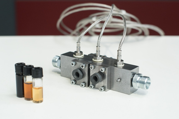 Durch zwei Öl-Sensormodule fließt das Öl in die Messzelle, wo es mit Infrarotlicht durchleuchtet wird. Verschiedene Sensorelemente fangen das Licht auf und werten acht spektrale Bereiche aus.