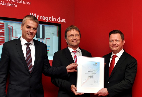 BTGA-Hauptgeschäftsführer Günther Mertz (Mitte) überreicht während der ISH 2017 Christian Beckmann, Head of Central Europe Region, Danfoss GmbH Heating Segment (rechts), und Lars Tveen, Danfoss-Präsident, Heating Segment, die Mitgliedsurkunde des BTGA.