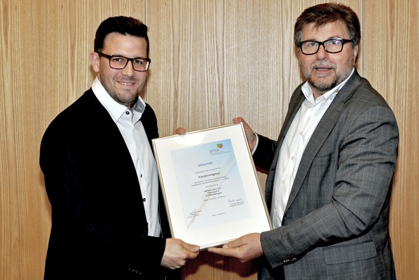 Frank Edelmann (links), Rehau, empfängt die Mitgliedsurkunde von Josef Oswald, BTGA.