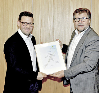 



Frank Edelmann (links), Rehau, empfängt die Mitgliedsurkunde von Josef Oswald, BTGA.
