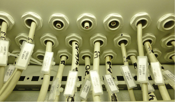 
1
 Häufig in der Praxis anzutreffen: Unsachgemäß rückgebaute Kabel und unzureichender Verschluss der Kabeldurchführungen. 



