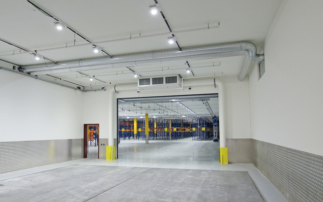 
1
 arwus-Luftschottanlage am Durchgang zu einem Kühllager. Durch die hohe Abschottungswirkung ermöglichen die Anlagen neben der Trennung verschieden temperierter Bereiche auch die Abgrenzung von Bereichen mit unterschiedlichen Luftqualitäten. 



