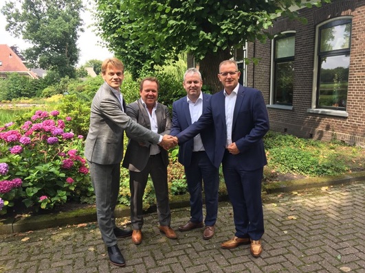 Kaufvertragsabschluss (v.l.): Thië Lycklama à Nijeholt, Eric van Hilst, Peter Kaltenstadler und Anne Rozema.