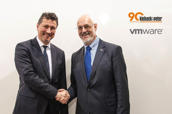 Michael Schmidt (Geschäftsleiter Vertrieb Deutschland, Kieback&Peter) und Matthias Schorer (Lead Business Development Manager IoT, EMEA, VMware) im Gespräch auf der ISH 2017.