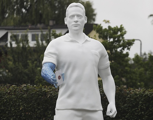 Helden-Statue am Eingang des Junkers-Bosch-Werksgeländes in Wernau.