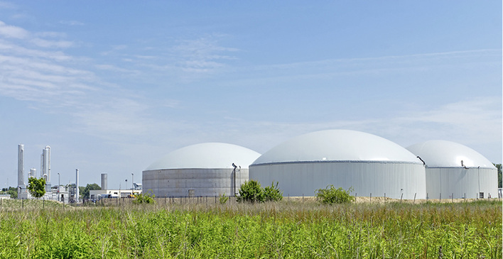 
1
 Biogasanlagen werden zumeist dezentral errichtet, um die Transportwege der Substrate zu optimieren. Eine bessere Nutzung der Abwärme aus der Verstromung des Biogases soll die Reformgasmotortechnologie bringen.



