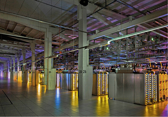 



1
 Energieeffizientes Rechenzentrum von Google in einer ehemaligen Papierfabrik. Hier wurde ein besonderer Standortvorteil genutzt. Das Internet der Dinge und auch der autonome Verkehr werden nach Aussagen vieler Experten auch zu einem Bedarf an sehr vielen kleinen und in der Fläche verteilten Rechenzentren führen. 
