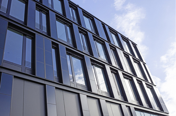 



1
 Gebäudeintegrierte Photovoltaik: CIGS-Dünnschichtmodule an der Fassade des ZSW-Institutsgebäudes in Stuttgart. 
