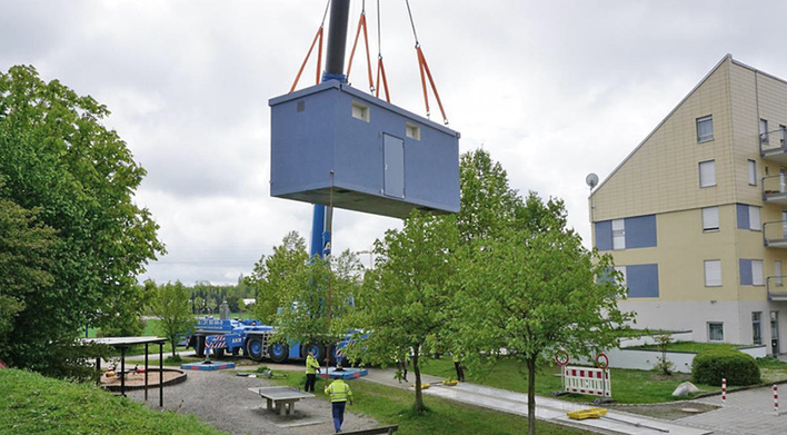 



1
 Anlieferung der Wärmezentrale per Schwertransporter. Der Container (BTH: 9 × 5 × 4,5 m) hat durch die Ausführung als besonders verstärkte Betonraumzelle ein Gesamtgewicht von rund 47 t. 
