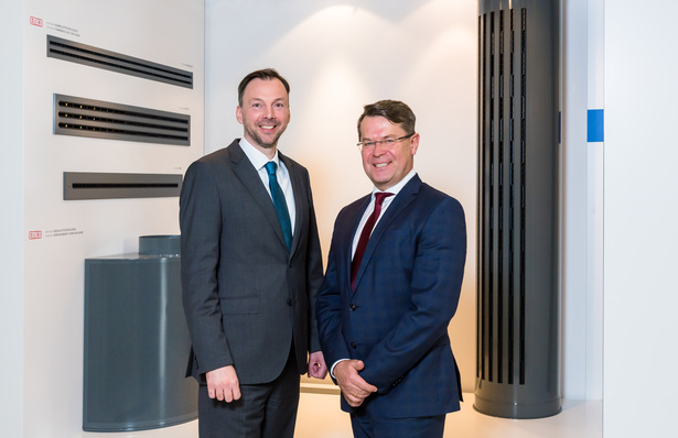 © Kampmann
 Die Geschäftsführer Hendrik Kampmann (Kampmann GmbH) und Christian Gnaß (emco Group) blicken mit großer Zuversicht auf den Tausch der Geschäftsbereiche (v.l.).