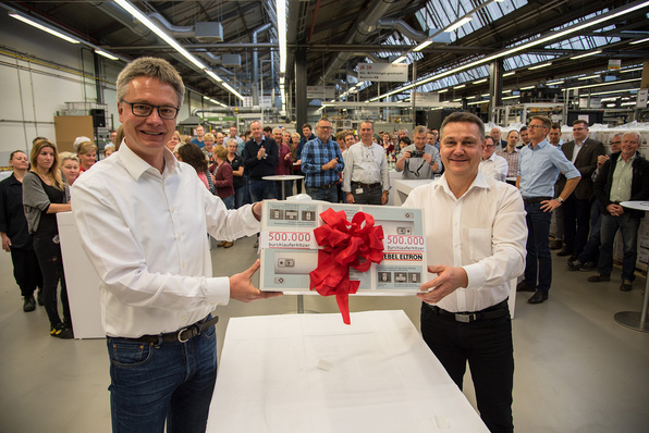 Dr. Kai Schiefelbein (links) und Olaf Diederich mit dem 500.000sten Durchlauferhitzer, der 2017 in Holzminden produziert wurde.