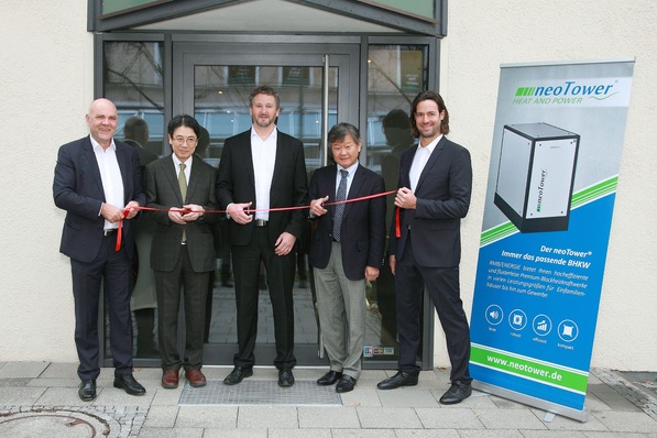 Durchschnitten das rote Band zur Eröffnung: (v.l.) Jürgen Zastrow (RMB/Energie-Vertriebsleiter), Shinji Takano (Aufsichtsratsvorsitzender RMB AG), Henning Brake (COO RMB Energie GmbH), Yosuke Tajima (CSO RMB Energie GmbH) und Niederlassungsleiter Michael Eder. Quelle: