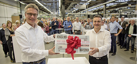 



Stiebel Eltron: Dr. Kai Schiefelbein (links) und Olaf Diederich mit dem 500 000sten Durchlauferhitzer, der 2017 in Holzminden produziert wurde. 
