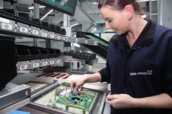 Bestückungen von Leiterplatten für Ziehl-Abegg-Elektromotoren mit Elementen, die maschinell nicht montiert werden können.