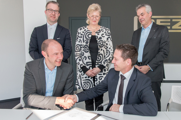 Unterzeichnung der Absichtserklärung durch Vertreter der Geze GmbH und der Priva B.V.
