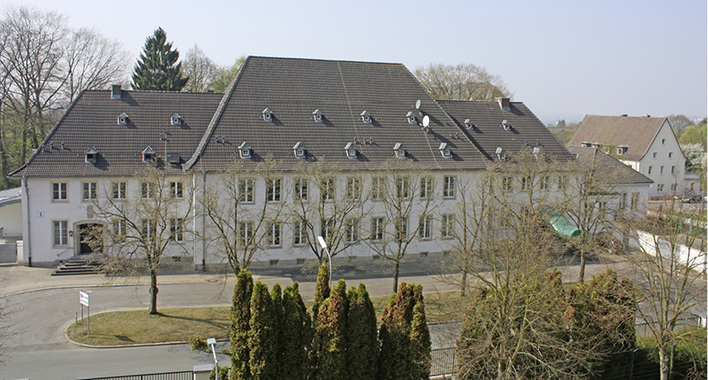 



1
 Das Casino, ein direkt an der Straße gelegenes Gebäude der ehemaligen Wentworth-Kaserne, wurde äußerlich kaum verändert. 
