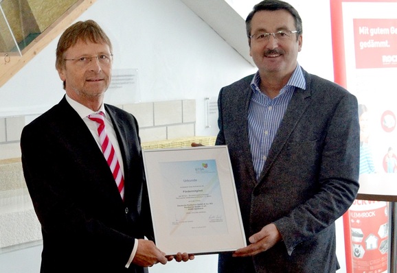 Günther Mertz überreicht Martin Schwark (rechts) die Mitgliedsurkunde des BTGA.