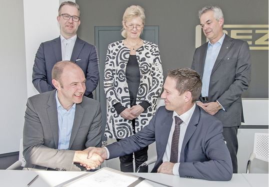 



Unterzeichnung der Absichtserklärung durch Vertreter der Geze GmbH und der Priva B.V.
