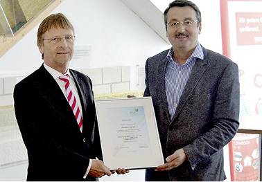 



Günther Mertz überreicht Martin Schwark (rechts) die Mitgliedsurkunde des BTGA.
