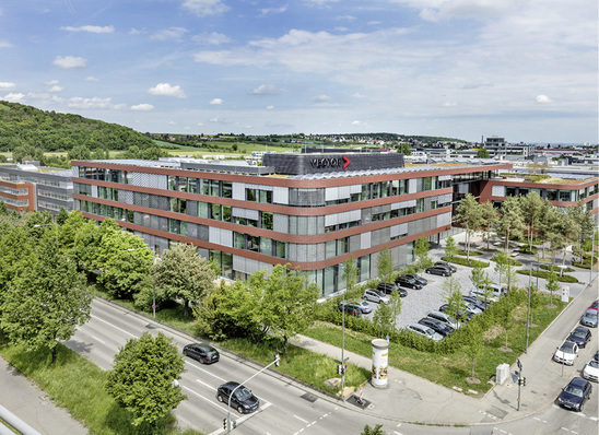 



1 
Das neue Verwaltungsgebäude von Vector Informatik beherbergt auf einer Nutzfläche von 21 000 m
2
 insgesamt 650 Mitarbeiter, die in individuell zugeschnittenen Arbeitsbereichen mit flexiblen Grundrissen arbeiten. 
