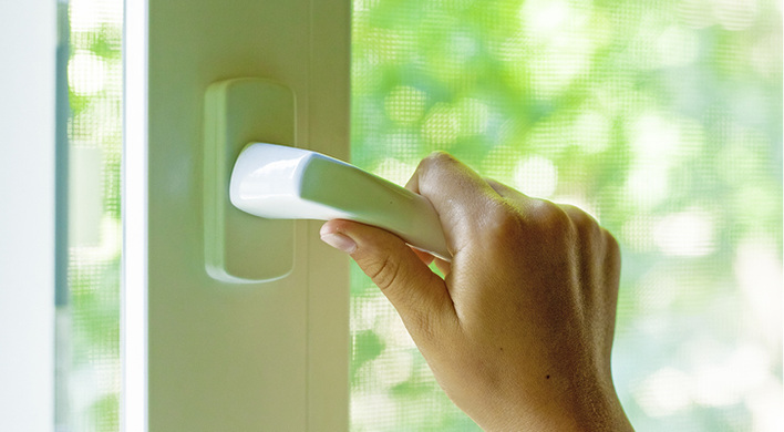 
1
 Auf welche Art auch immer: Wohnräume müssen regelmäßig gelüftet werden. In neuen und sanierten Gebäuden sind fast immer lüftungstechnische Maßnahmen erforderlich, weil ein natürlicher Luftwechsel über Fugen kaum noch stattfindet. 



