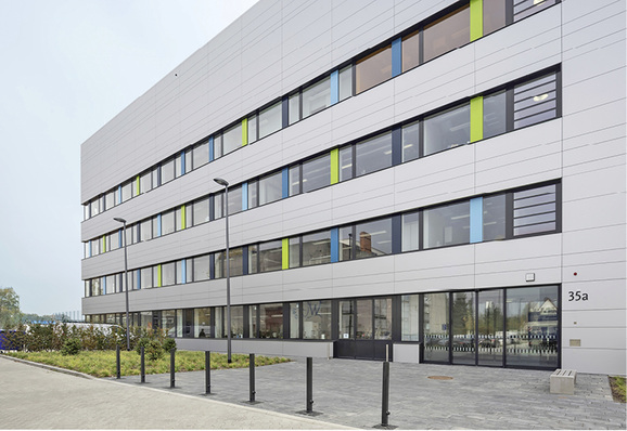 
1
 Der Neubau des Zentrums für Pharmaverfahrenstechnik an der Technischen Universität in Braunschweig bietet 120 Arbeitsplätze. Das Gebäude berücksichtigt besondere Anforderungen an die Lufttechnik (ähnlich Reinräumen) und an den Erschütterungsschutz. 



