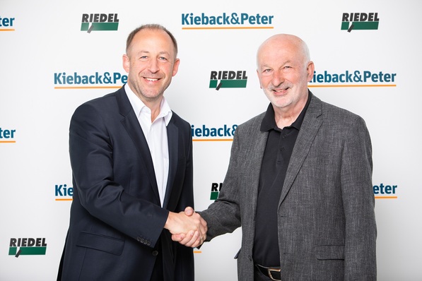 Christoph Ritzkat (links) und Dr.-Ing. Manfred Riedel beim Handschlag.