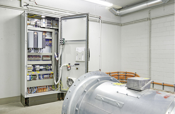 



1
 Ein Schaltschrank aus einer Hand mit abgestimmten Regelungsalgorithmen für das Heizen, Kühlen, Be- und Entlüften sowie Entrauchen – der Idealfall in der Technischen Gebäudeausrüstung, setzt aber die entsprechende Systemintegration voraus. 
