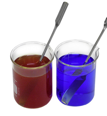 



1
 Zersetzte Wärmeträgerflüssigkeit (braun, degradiertes Glykol) und fabrikneue Wärmeträgerflüssigkeit (blau, Sentinel R100).
