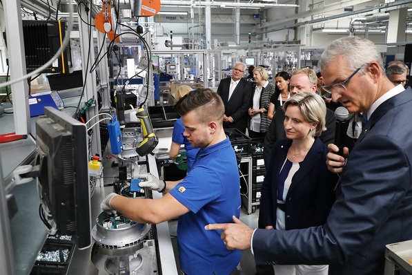 Ziehl-Abegg: Produktionsvorstand Dr. Klaus Weiß (rechts) erklärt Baden-Württembergs Wirtschaftsministerin Dr. Nicole Hoffmeister-Kraut die Montage eines EC-Motors.