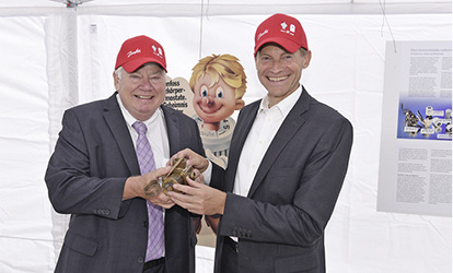 



Jørgen M. Clausen, Aufsichtsratsvorsitzender von Danfoss, und Firmen-Präsident Kim Fausing (rechts) mit dem weltweit ersten Heizkörperthermostat von Danfoss aus den Jahr 1943. 
