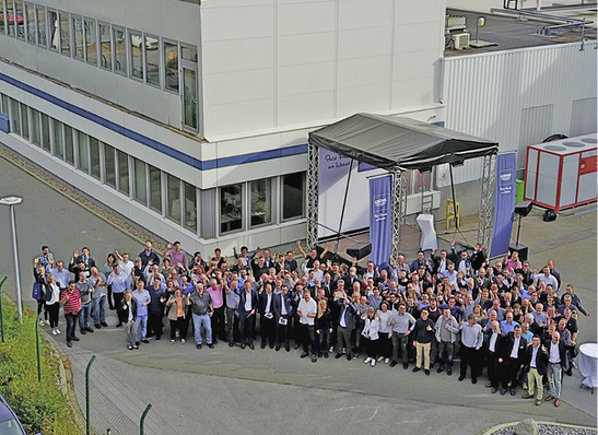 



Grohe-Mitarbeiter vor dem Entwicklungslabor am Standort Hemer. 
