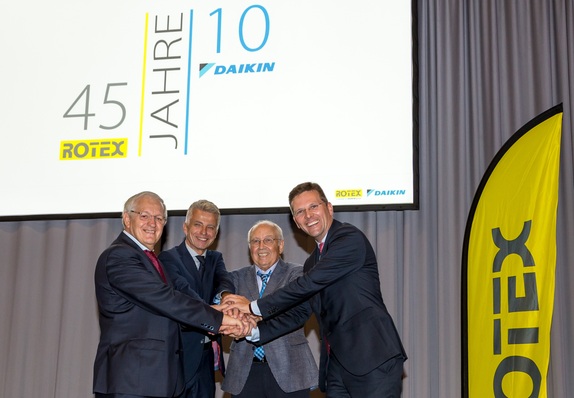 Gemeinsam feiern (v.l.) Frans Hoorelbeke (Chairman Daikin Europe), Dr. Franz Grammling (ehemaliger Geschäftsführer Rotex), Gerhard Rambacher (Gründer Rotex) und Georg Blümel (Geschäftsführer Rotex) 45 Jahre Rotex und 10 Jahre Zugehörigkeit zur Daikin Gruppe.