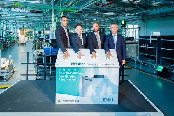 Dr.-Ing. Norbert Schiedeck, Vaillant Group CEO, Sven Hansmeier, Geschäftsführer der Fibav Gruppe, Dr. Tillmann von Schroeter, Geschäftsführer Vaillant Deutschland, und Lutz Forßmann, Werksleiter Remscheid (v.l.).
