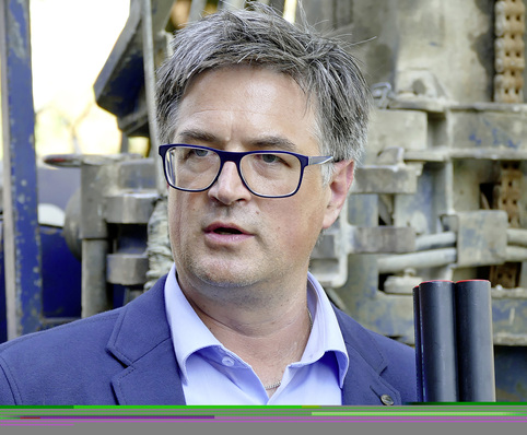 



1
 Christoph Knepel: „Der Angebotsvergleich bei Erdwärmesonden-Anlagen ist nicht immer einfach. Häufig werden Äpfel mit Birnen verglichen.“ 
