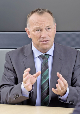 



1
 Holger Thiesen: Der Branche fehlen für 2019 sowohl Einbau- als auch Transportkapazitäten. Hier liegen derzeit die Grenzen des Wachstums – nicht in der Aufnahmefähigkeit der Märkte. 
