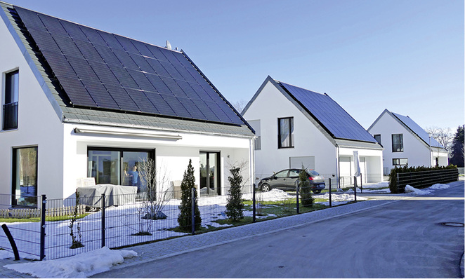 



1
 Ohne Förderung, aber mithilfe einer sehr auf Effizienz und Wirtschaftlichkeit ausgerichteten Planung ist diese Siedlung im „Effizienzhaus Plus-Standard“ im bayerischen Friedberg entstanden. Die Anwohner bestätigten, dass der Schnee durch die steilen Giebeldächer gezielt abgerutscht ist. 
