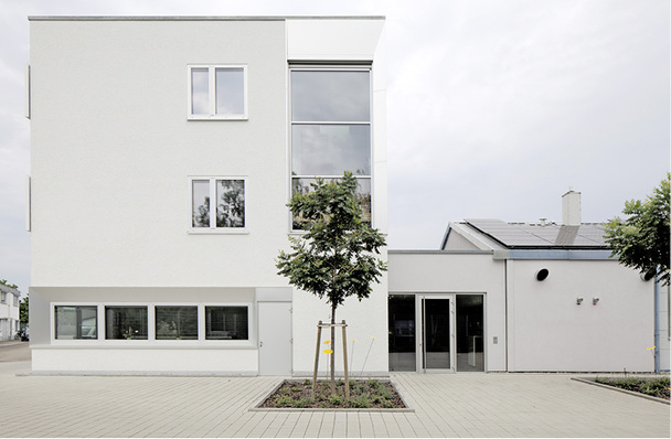 



1
 Passivhaus-Bürogebäude von Jäger Haustechnik. Dem CO
2
-neutralen SHK-Unternehmen waren bei dem Neubau Energieeffizienz und Nachhaltigkeit besonders wichtig. 
