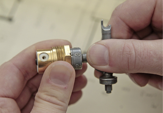 



1
 Ein kleiner Dreh genügt – allerdings erfordert die Ermittlung des korrekten Einstellwertes Know-how und die geeigneten Werkzeuge. 
