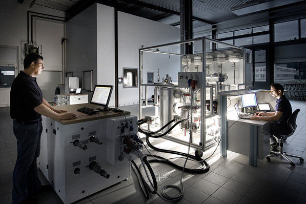 Weishaupt-Wärmepumpe auf dem Prüfstand im Forschungs- und Entwicklungszentrum, im Hintergrund ist die Klimakammer für Tests von Geräten zur Außenaufstellung zu sehen.